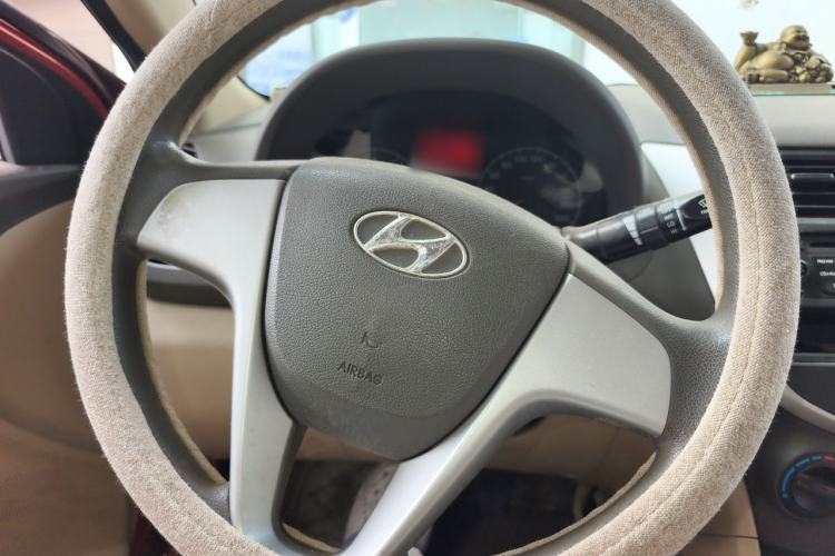 Used Hyundai Verna (older generation) 2011 Hatchback 1.4L Manual Comfort Model GS Steering Wheel