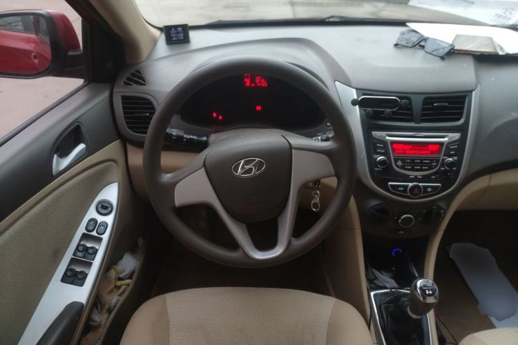 Used Hyundai Verna (older generation) 2011 Hatchback 1.4L Manual Comfort Model GS Steering Wheel