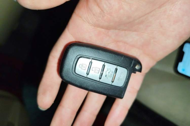 Used Hyundai Verna (older generation) 2011 Hatchback 1.4L Automatic Fashion GT Vehicle Key