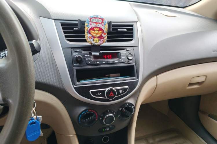 Used Hyundai Verna (older generation) 2011 Hatchback 1.4L Automatic Comfort Model GS Audio And AC Panel