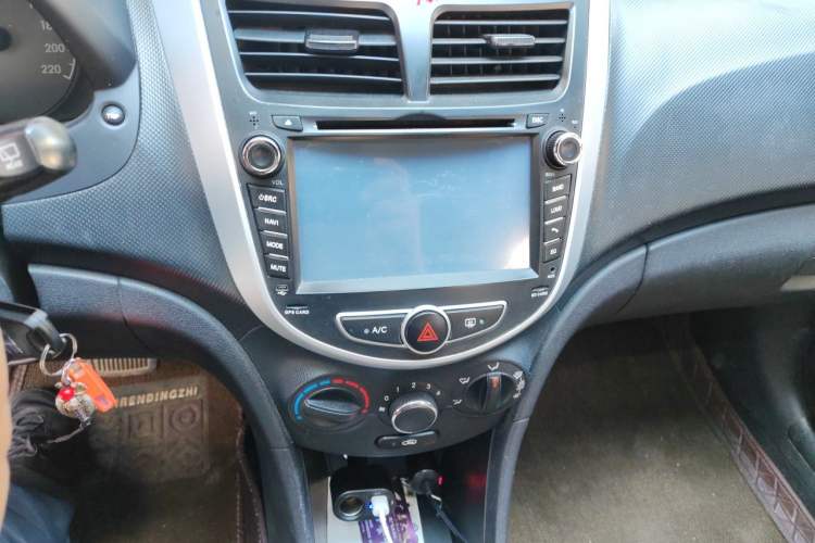 Used Hyundai Verna (older generation) 2011 Hatchback 1.4L Automatic Comfort Model GS Audio And AC Panel