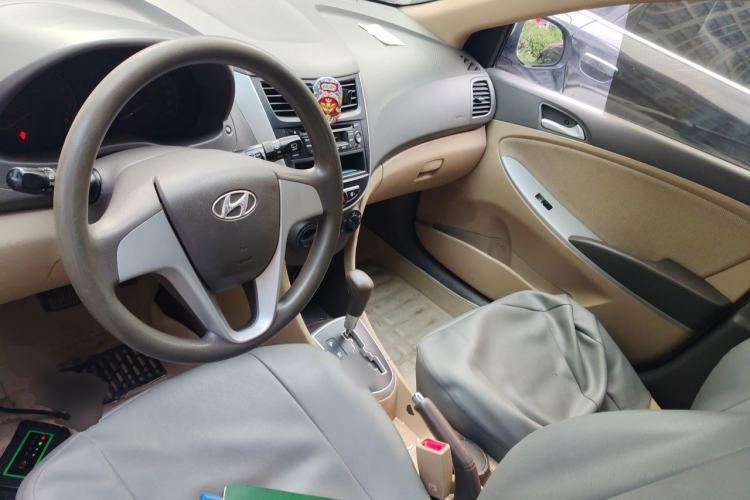 Used Hyundai Verna (older generation) 2011 Hatchback 1.4L Automatic Comfort Model GS Center Console