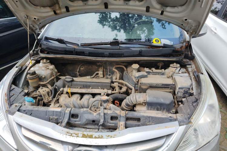 Used Hyundai Verna (older generation) 2011 Hatchback 1.4L Automatic Comfort Model GS Engine Bay