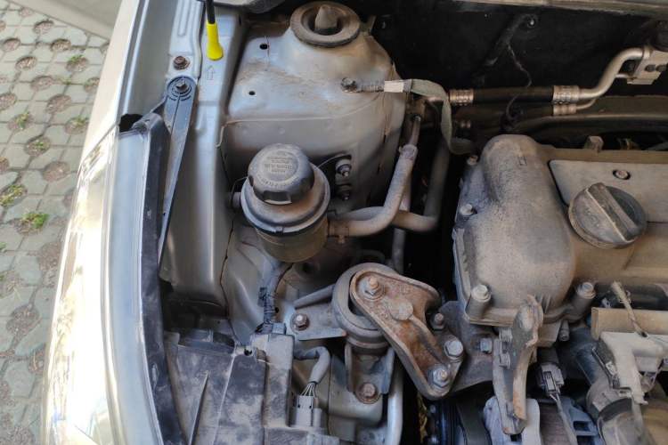 Used Hyundai Verna (older generation) 2011 Hatchback 1.4L Automatic Comfort Model GS Engine Bay Right