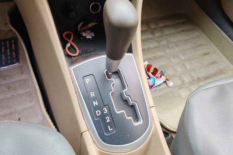 Used Hyundai Verna (older generation) 2011 Hatchback 1.4L Automatic Comfort Model GS Gear Lever