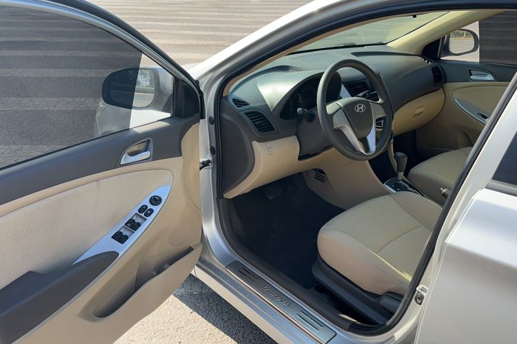 Used Hyundai Verna (older generation) 2011 Hatchback 1.4L Automatic Fashion GT Interior 2