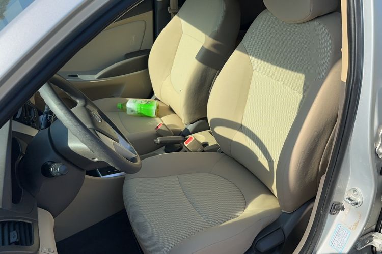 Used Hyundai Verna (older generation) 2011 Hatchback 1.4L Automatic Fashion GT Left Front Seat