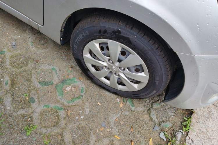 Used Hyundai Verna (older generation) 2011 Hatchback 1.4L Automatic Comfort Model GS Right Front Wheel Hub