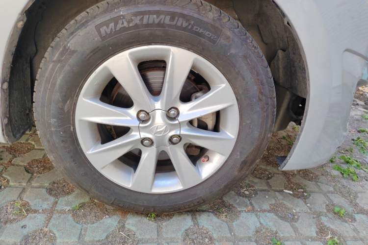 Used Hyundai Verna (older generation) 2011 Hatchback 1.4L Automatic Comfort Model GS Right Front Wheel Hub