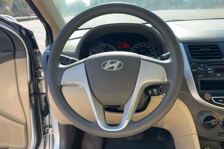 Used Hyundai Verna (older generation) 2011 Hatchback 1.4L Automatic Fashion GT Steering Wheel