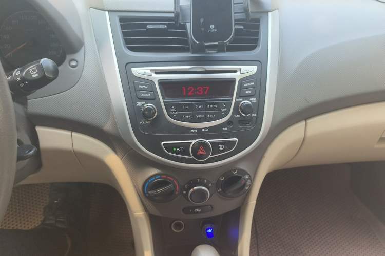 Used Hyundai Verna (older generation) 2011 Hatchback 1.4L Automatic Comfort Model GS Audio And AC Panel