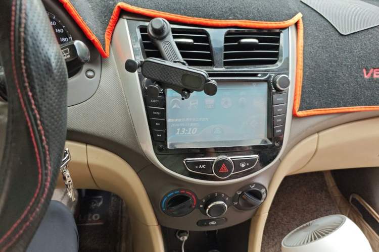 Used Hyundai Verna (older generation) 2011 Hatchback 1.4L Automatic Luxury GLS Model Audio And AC Panel