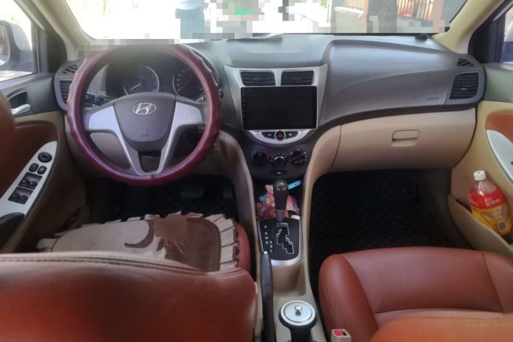 Used Hyundai Verna (older generation) 2011 Hatchback 1.4L Automatic Fashion GT Center Console