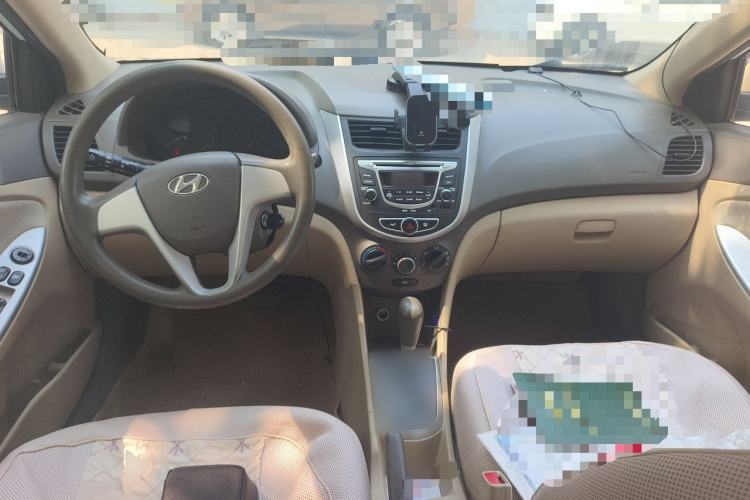 Used Hyundai Verna (older generation) 2011 Hatchback 1.4L Automatic Comfort Model GS Center Console