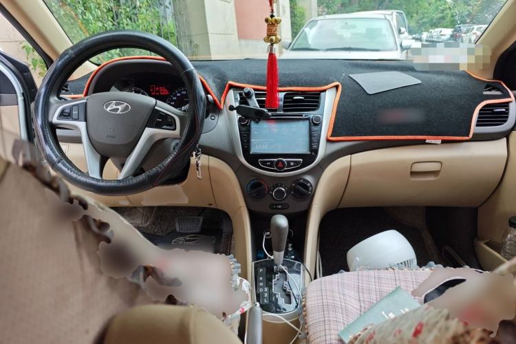 Used Hyundai Verna (older generation) 2011 Hatchback 1.4L Automatic Luxury GLS Model Center Console