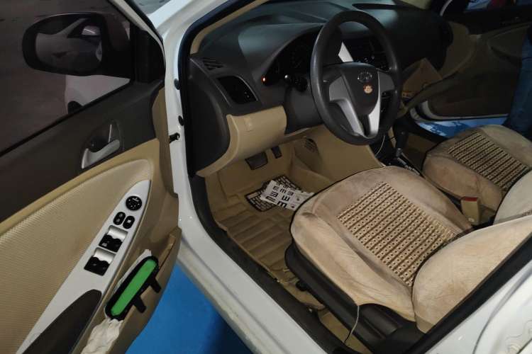 Used Hyundai Verna (older generation) 2011 Hatchback 1.4L Automatic Comfort Model GS Driver Seat