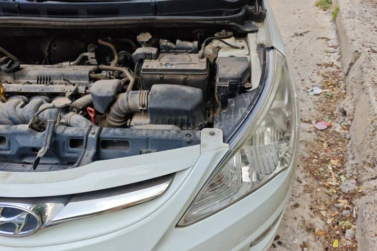 Used Hyundai Verna (older generation) 2011 Hatchback 1.4L Automatic Luxury GLS Model Engine Bay Left