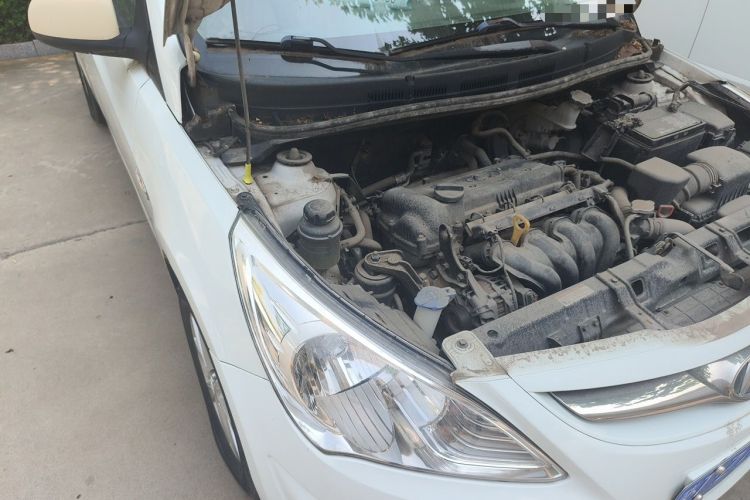 Used Hyundai Verna (older generation) 2011 Hatchback 1.4L Automatic Comfort Model GS Engine Bay Right