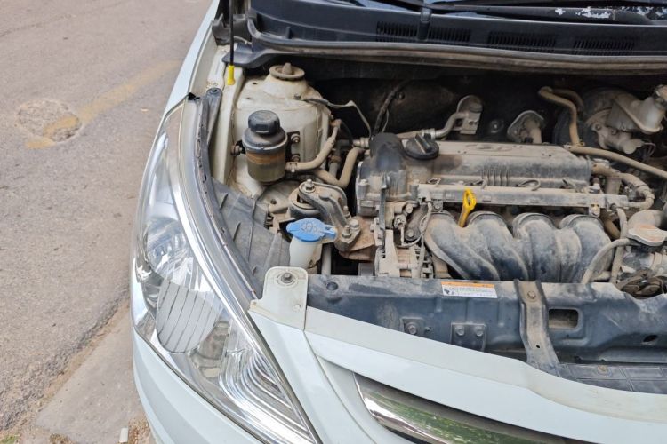 Used Hyundai Verna (older generation) 2011 Hatchback 1.4L Automatic Luxury GLS Model Engine Bay Right