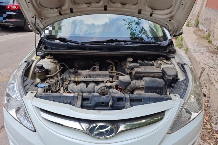 Used Hyundai Verna (older generation) 2011 Hatchback 1.4L Automatic Luxury GLS Model Engine Bay