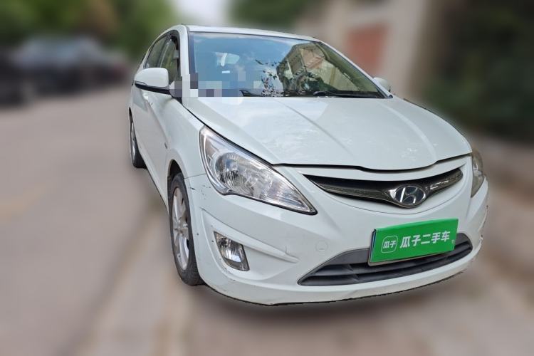 Used Hyundai Verna (older generation) 2011 Hatchback 1.4L Automatic Luxury GLS Model Front Right 45 Deg