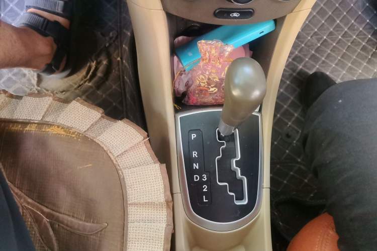 Used Hyundai Verna (older generation) 2011 Hatchback 1.4L Automatic Fashion GT Gear Lever