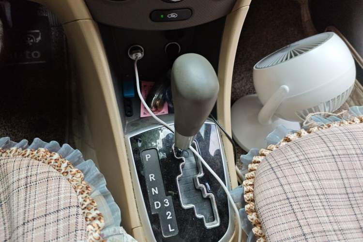 Used Hyundai Verna (older generation) 2011 Hatchback 1.4L Automatic Luxury GLS Model Gear Lever