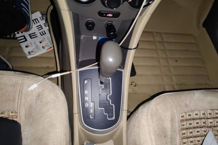 Used Hyundai Verna (older generation) 2011 Hatchback 1.4L Automatic Comfort Model GS Gear Lever