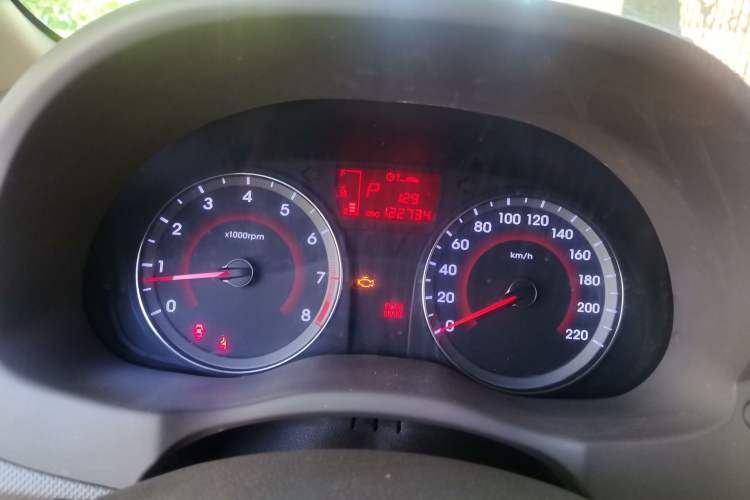 Used Hyundai Verna (older generation) 2011 Hatchback 1.4L Automatic Fashion GT Odometer Close Up