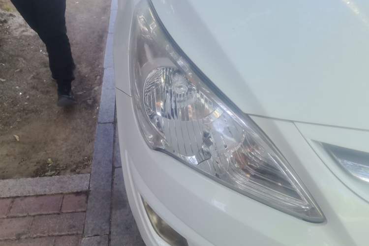 Used Hyundai Verna (older generation) 2011 Hatchback 1.4L Automatic Fashion GT Right Front Headlight