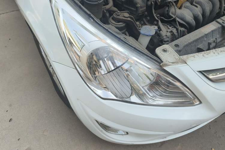 Used Hyundai Verna (older generation) 2011 Hatchback 1.4L Automatic Comfort Model GS Right Front Headlight