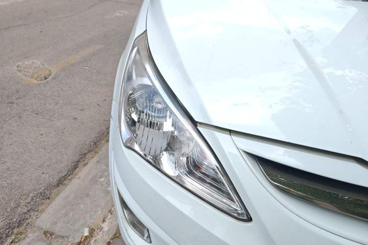 Used Hyundai Verna (older generation) 2011 Hatchback 1.4L Automatic Luxury GLS Model Right Front Headlight