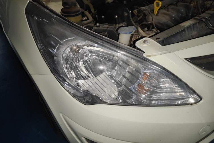 Used Hyundai Verna (older generation) 2011 Hatchback 1.4L Automatic Comfort Model GS Right Front Headlight