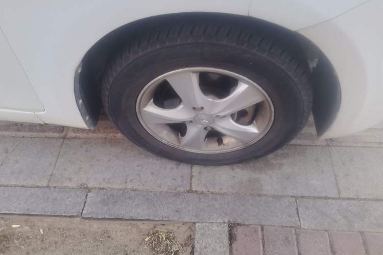 Used Hyundai Verna (older generation) 2011 Hatchback 1.4L Automatic Fashion GT Right Front Wheel Hub