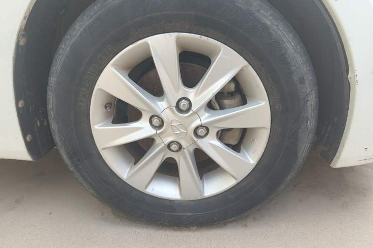 Used Hyundai Verna (older generation) 2011 Hatchback 1.4L Automatic Comfort Model GS Right Front Wheel Hub