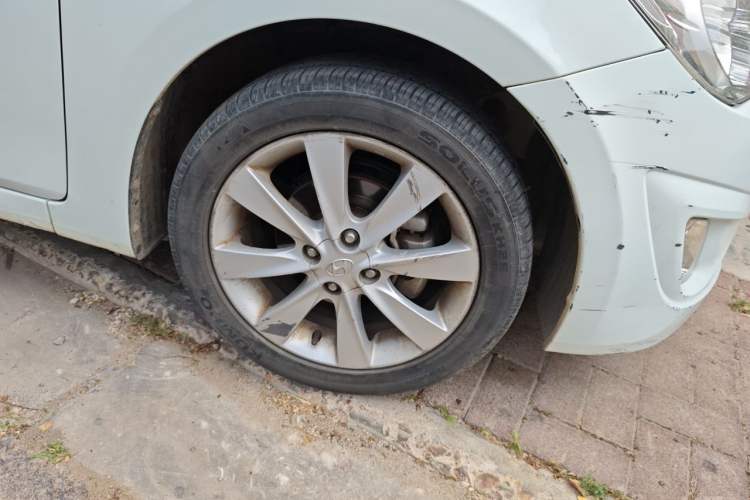 Used Hyundai Verna (older generation) 2011 Hatchback 1.4L Automatic Luxury GLS Model Right Front Wheel Hub
