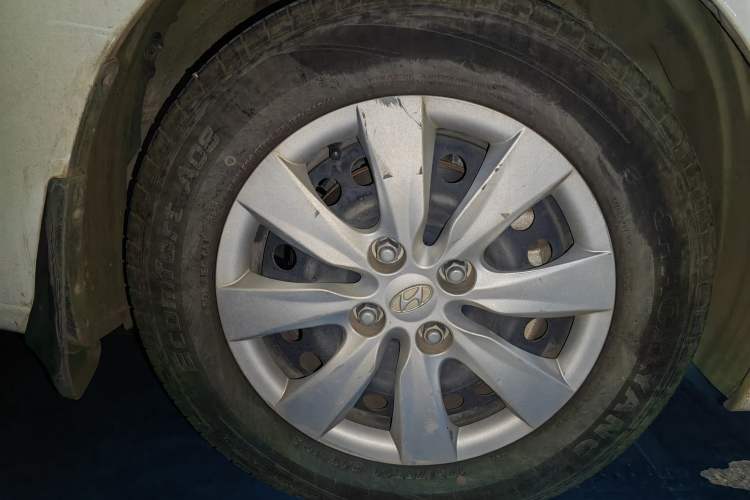 Used Hyundai Verna (older generation) 2011 Hatchback 1.4L Automatic Comfort Model GS Right Front Wheel Hub