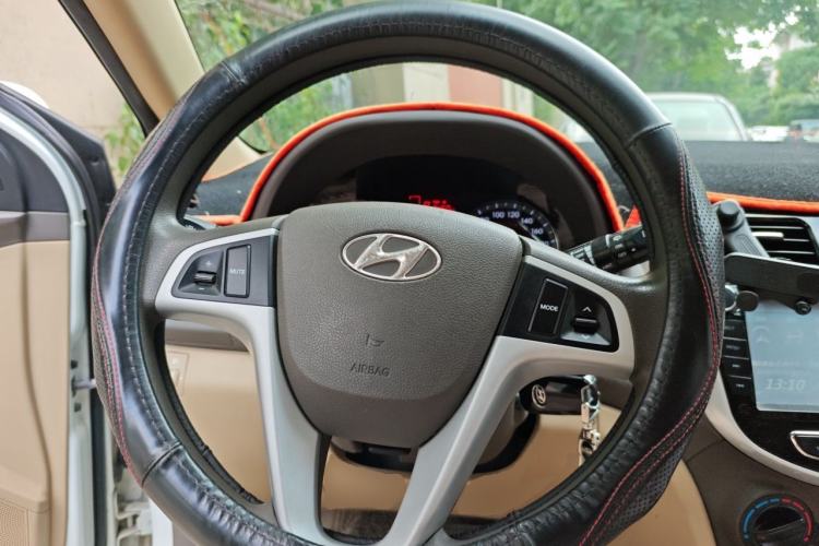 Used Hyundai Verna (older generation) 2011 Hatchback 1.4L Automatic Luxury GLS Model Steering Wheel