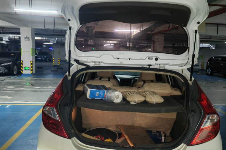 Used Hyundai Verna (older generation) 2011 Hatchback 1.4L Automatic Comfort Model GS Trunk
