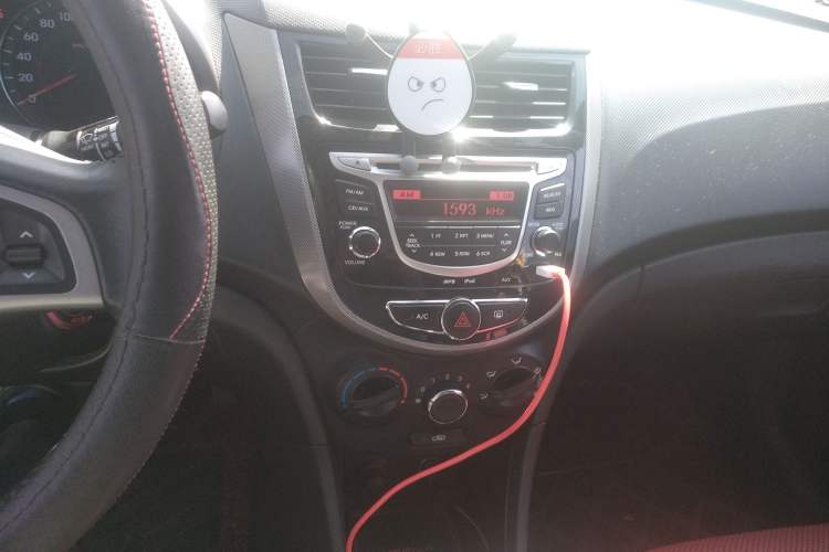 Used Hyundai Verna (older generation) 2011 Hatchback 1.4L Manual STYLE Model Audio And AC Panel