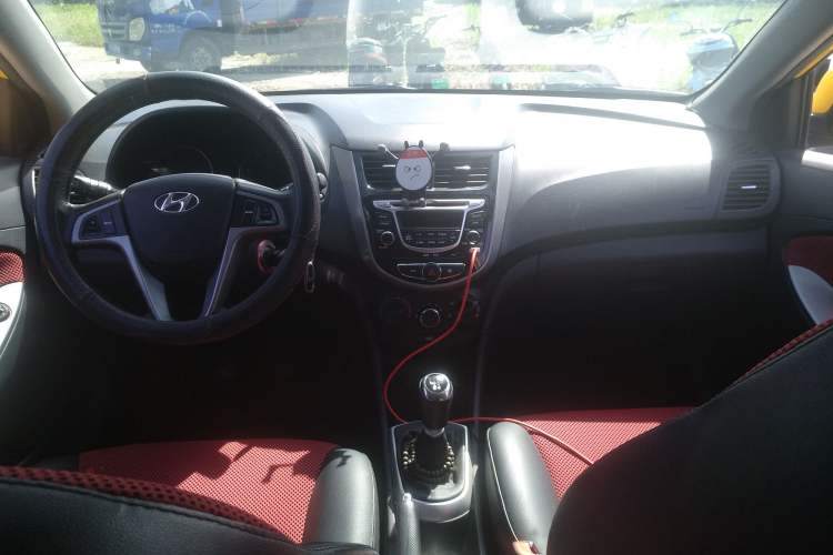Used Hyundai Verna (older generation) 2011 Hatchback 1.4L Manual STYLE Model Center Console