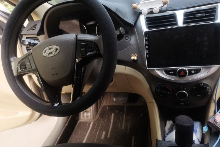 Used Hyundai Verna (older generation) 2011 Hatchback 1.4L Automatic Fashion GT Center Console