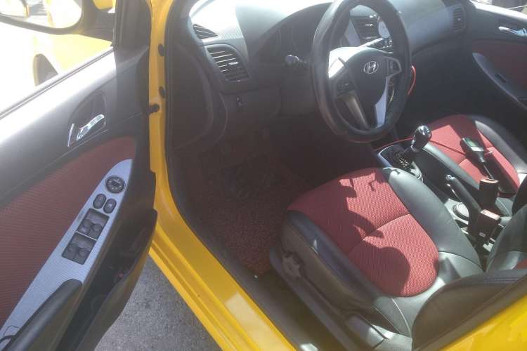 Used Hyundai Verna (older generation) 2011 Hatchback 1.4L Manual STYLE Model Driver Seat