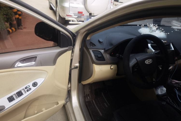 Used Hyundai Verna (older generation) 2011 Hatchback 1.4L Automatic Fashion GT Driver Seat