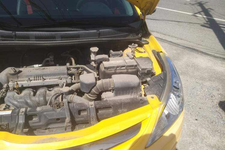 Used Hyundai Verna (older generation) 2011 Hatchback 1.4L Manual STYLE Model Engine Bay Left