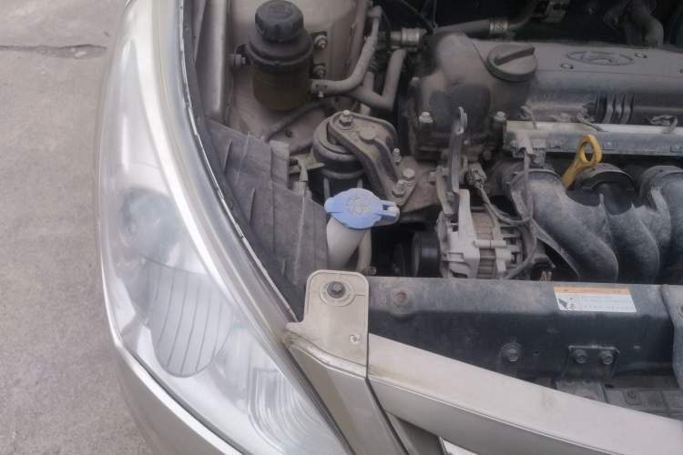 Used Hyundai Verna (older generation) 2011 Hatchback 1.4L Automatic Fashion GT Engine Bay Right