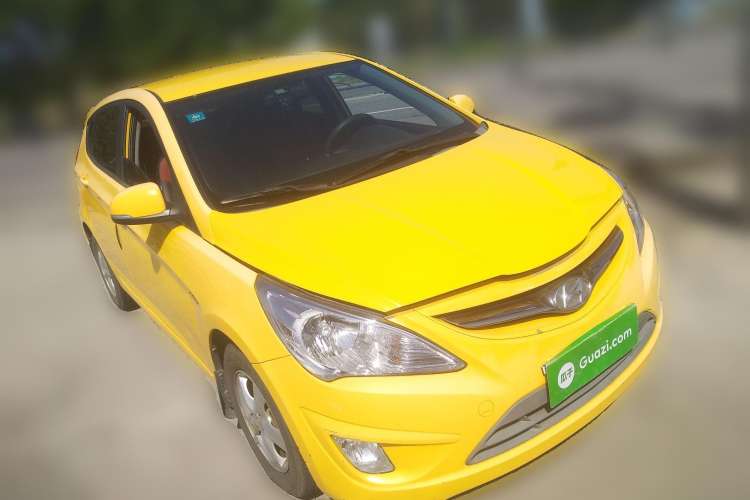 Used Hyundai Verna (older generation) 2011 Hatchback 1.4L Manual STYLE Model Front Right 45 Deg