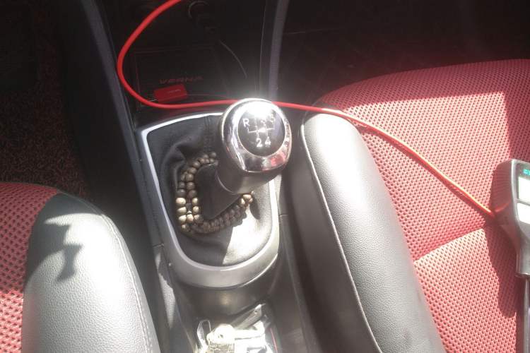 Used Hyundai Verna (older generation) 2011 Hatchback 1.4L Manual STYLE Model Gear Lever
