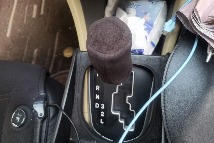 Used Hyundai Verna (older generation) 2011 Hatchback 1.4L Automatic Fashion GT Gear Lever