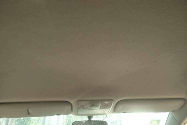 Used Hyundai Verna (older generation) 2011 Hatchback 1.4L Manual STYLE Model Headliner